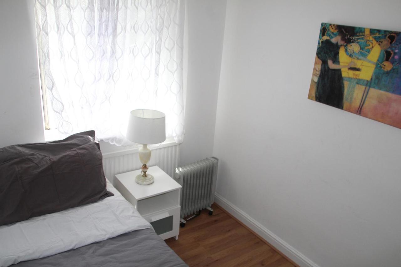 Grey Double Bedroom London Eksteriør bilde
